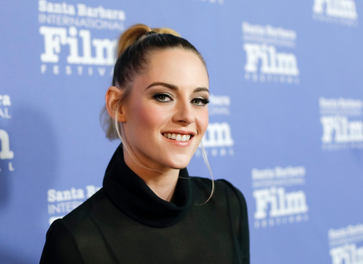 Kristen Stewart, nominée pour la meilleure actrice aux Oscars 2022 pour 'Spencer', debout devant le pas bleu et répéter