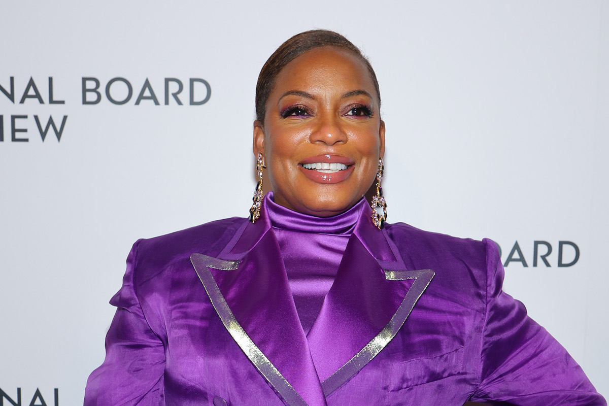 Aunjanue Ellis porte du violet sur le tapis rouge