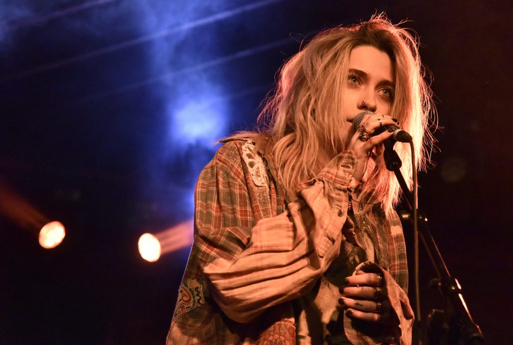 Paris Jackson chante