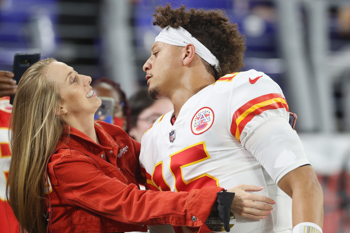 Patrick Mahomes # 15 des Chiefs de Kansas City salue sa fiancée Brittany Matthews avant le match contre les Ravens de Baltimore