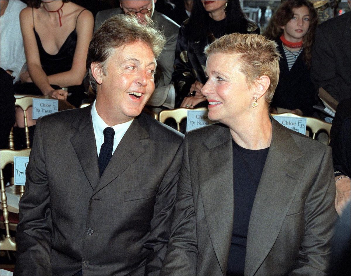 Paul McCartney et sa femme Linda McCartney portant des costumes lors du défilé de mode de leur fille Stella en 1998.