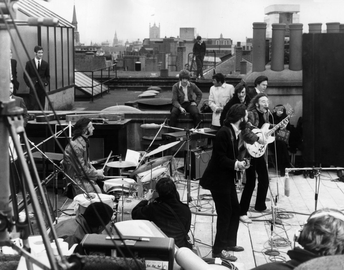 Le groupe de rock britannique The Beatles exécutant leur dernier concert public en direct sur le toit de l'immeuble Apple Organization