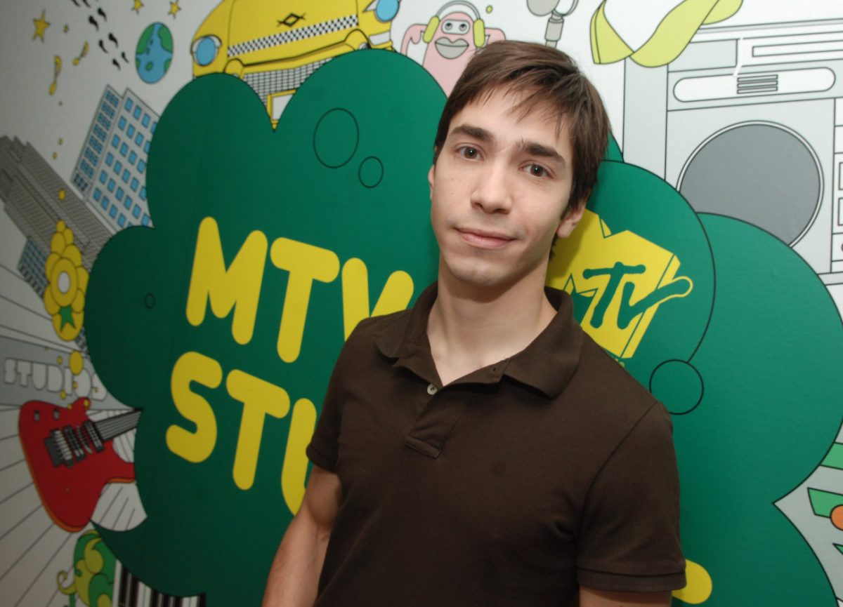 Justin Long en marron aux studios MTV en 2007.