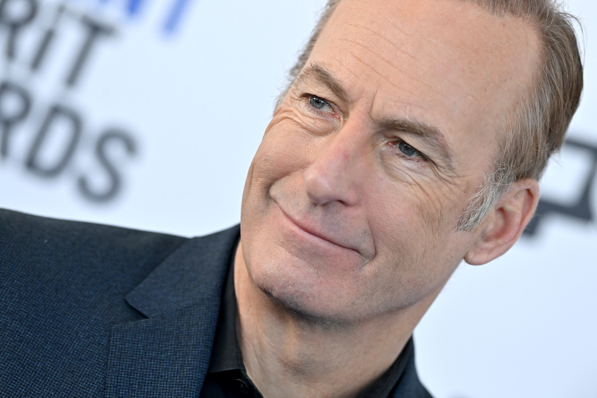 Bob Odenkirk porte un costume et pose sur le tapis rouge