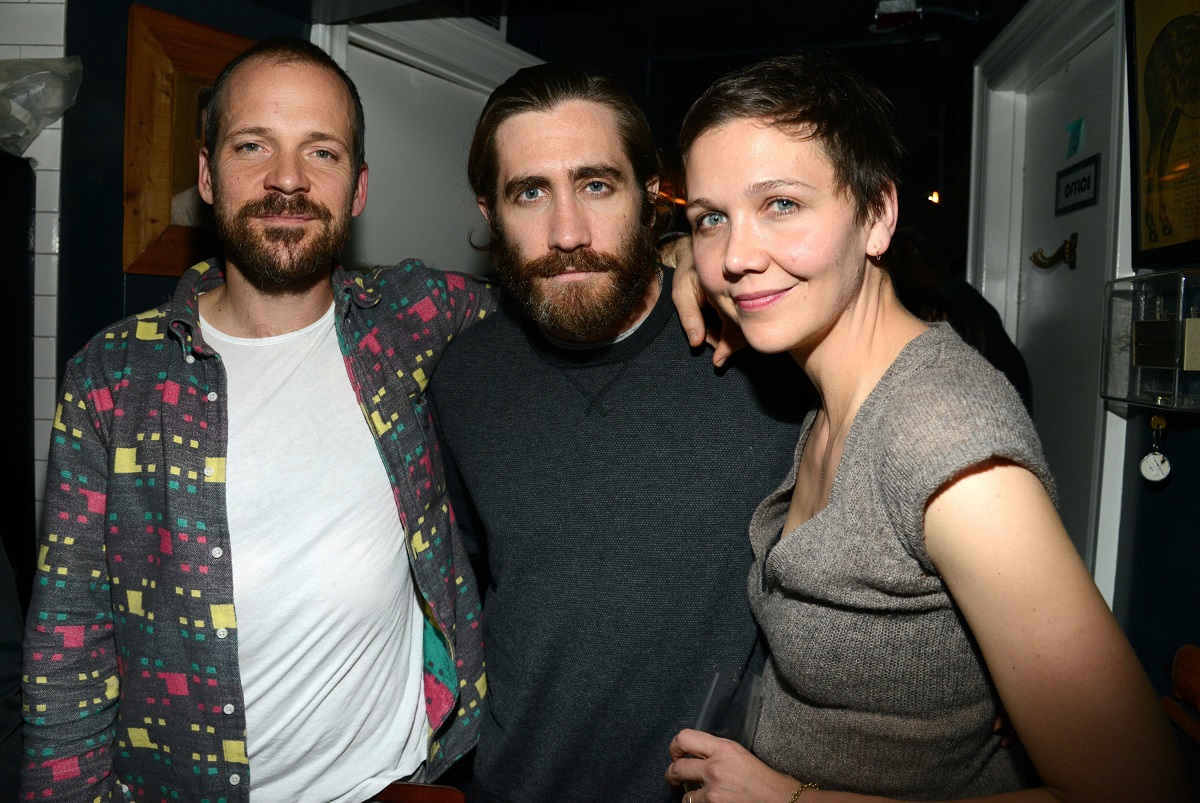 Peter Skarsgaard souriant avec Jake et Maggie Gyllenhaal