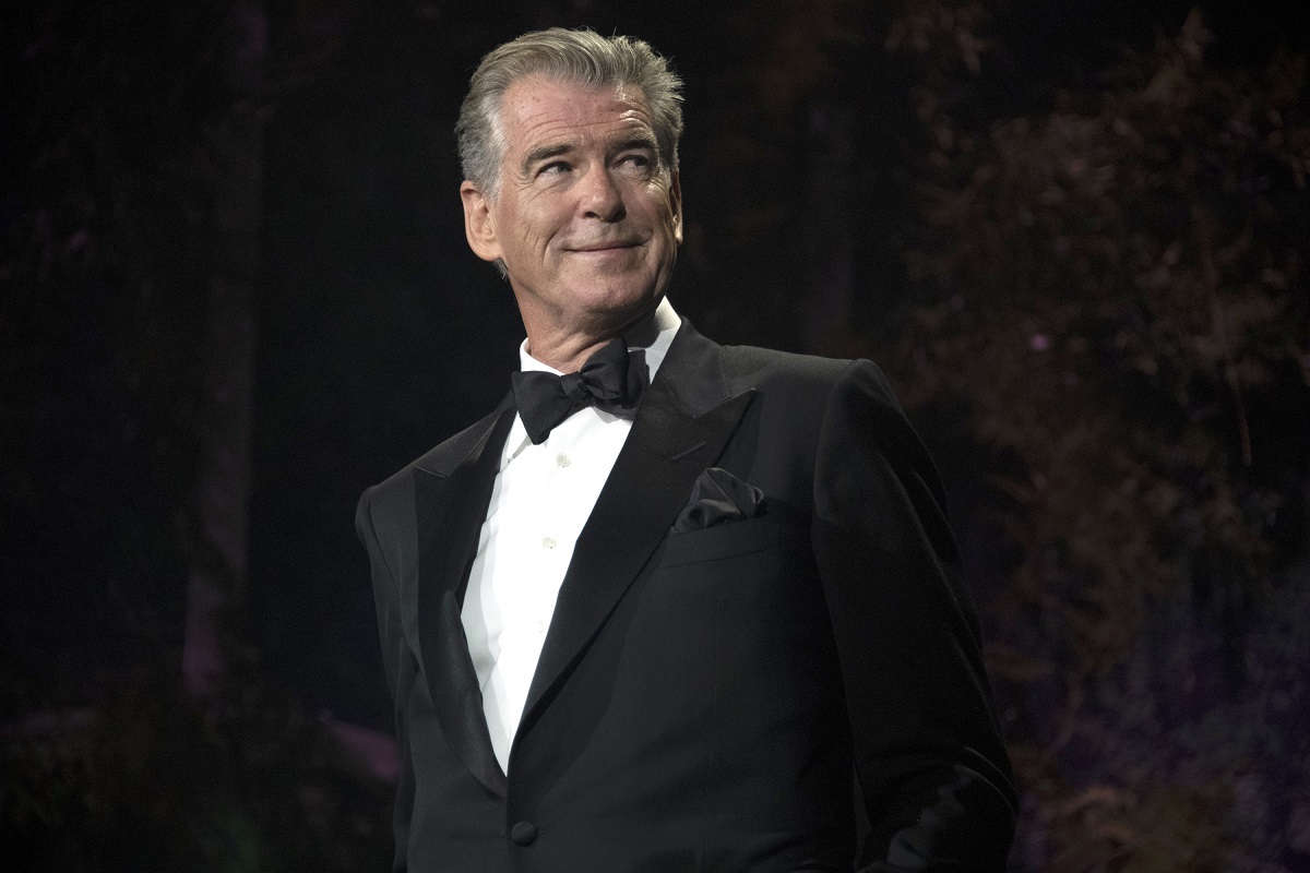 Pierce Brosnan posant en portant un costume.