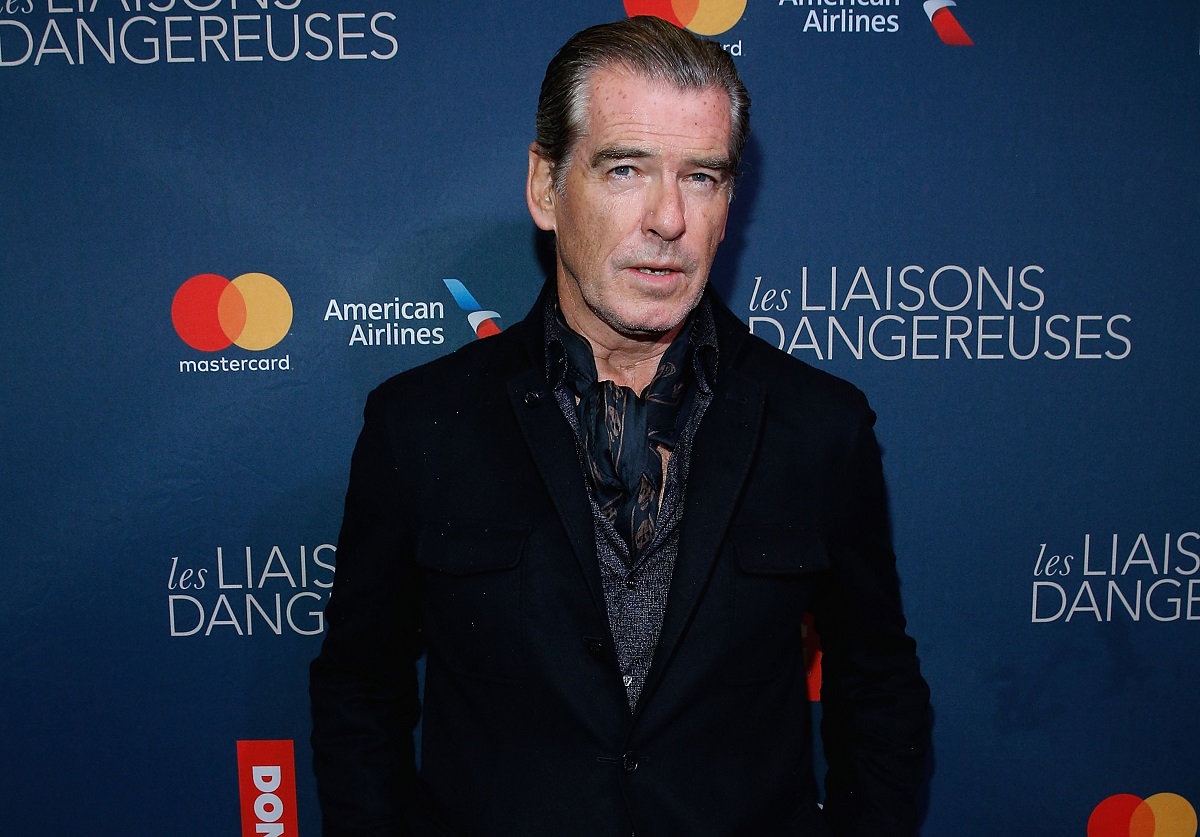 Pierce Brosnan posant en portant une veste noire.