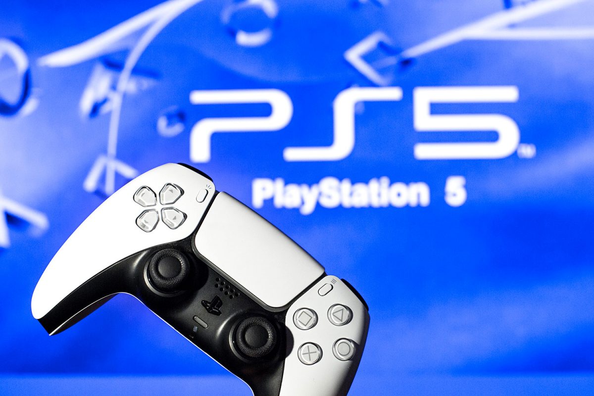 Manette PlayStation 5 et logo PS5 pour représenter l'événement State of Play de mars 2022