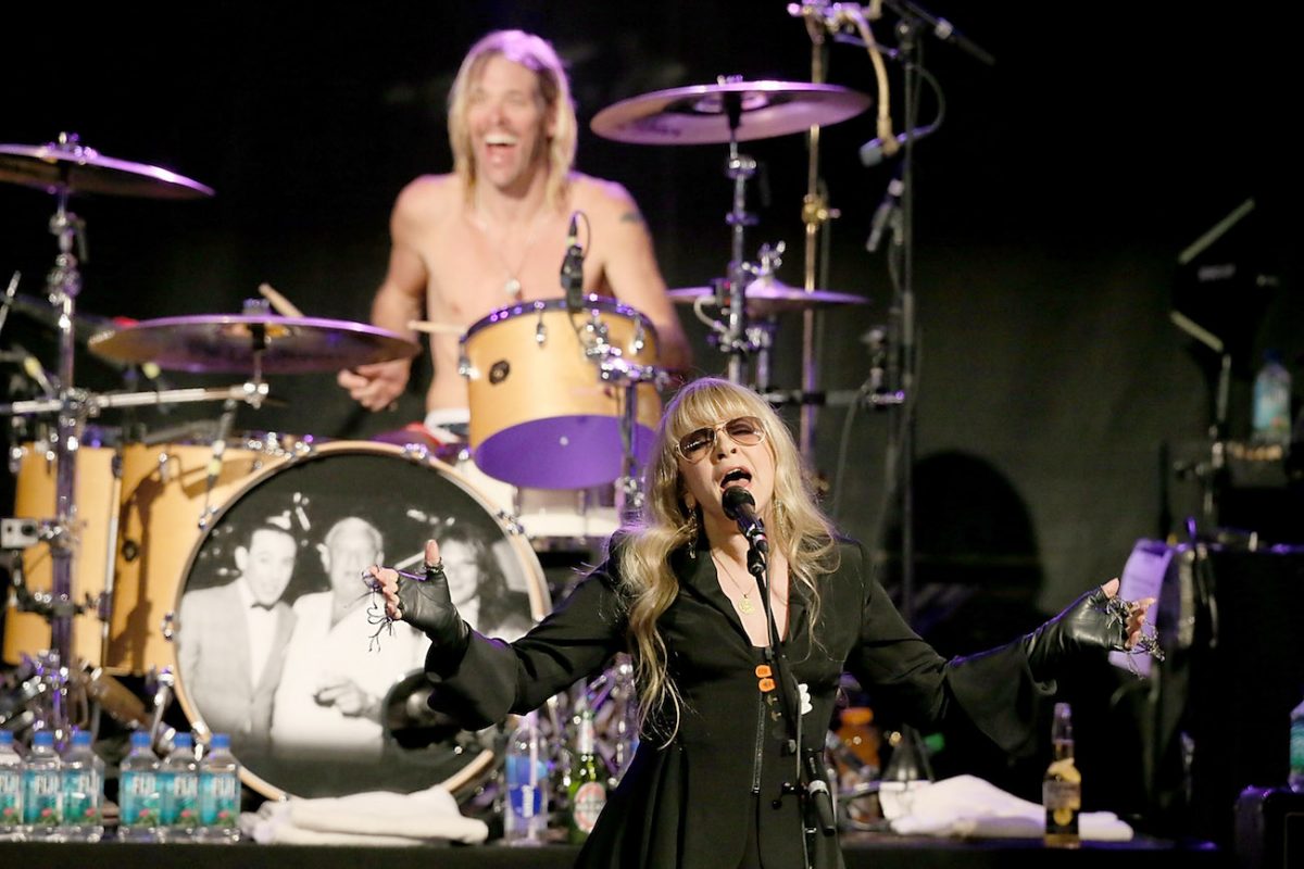 Stevie Nicks et Taylor Hawkins se produisent avec les Foo Fighters au Southwest Music Festival en 2013.