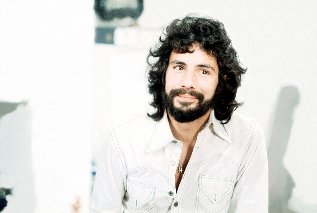 Cat Stevens portant une chemise blanche