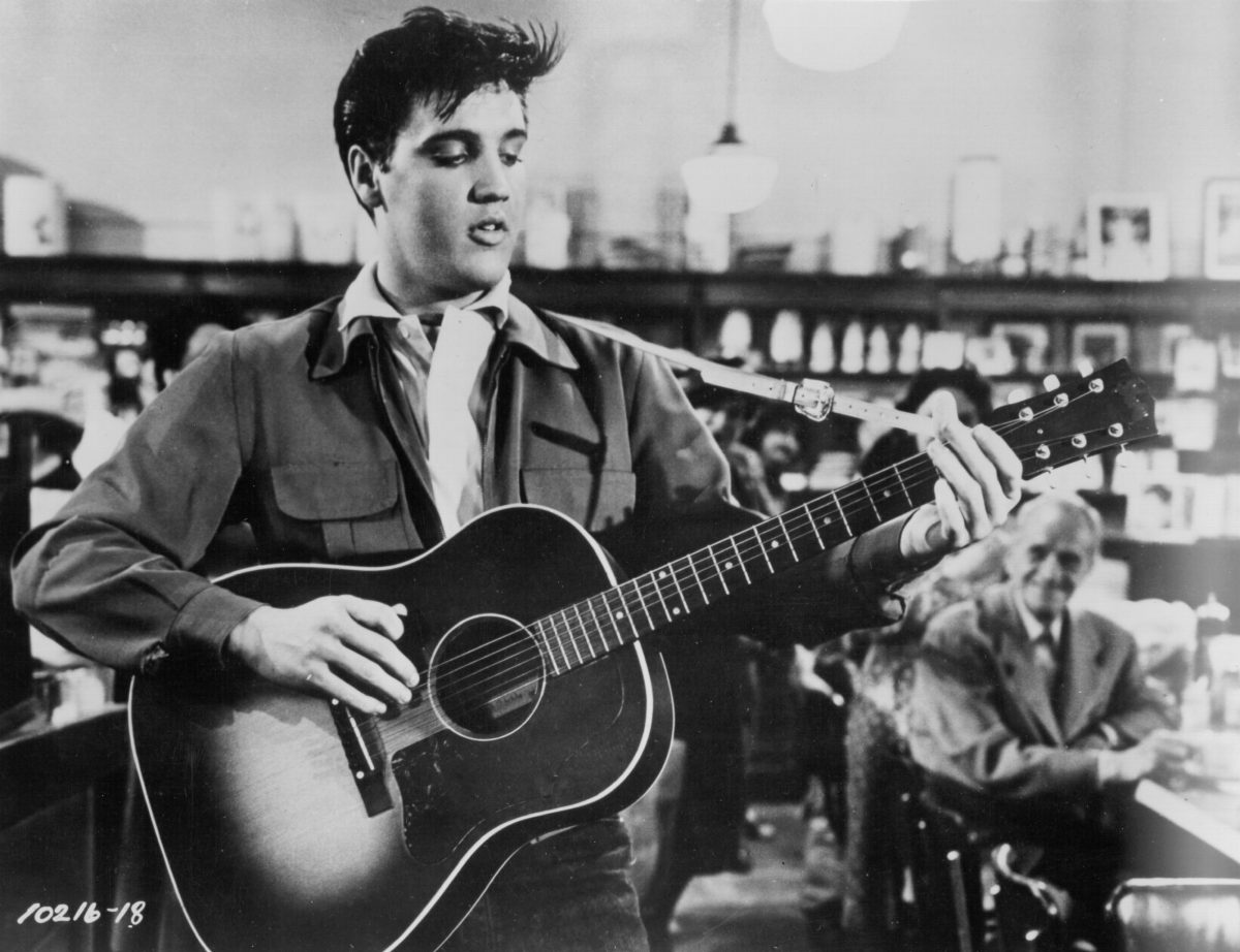 Elvis Presley avec une guitare