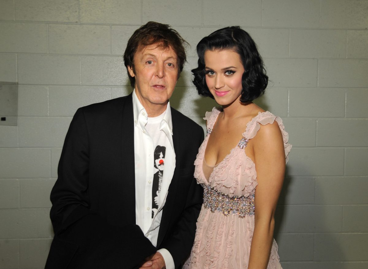 Paul McCartney et Katy Perry des Beatles devant un mur blanc