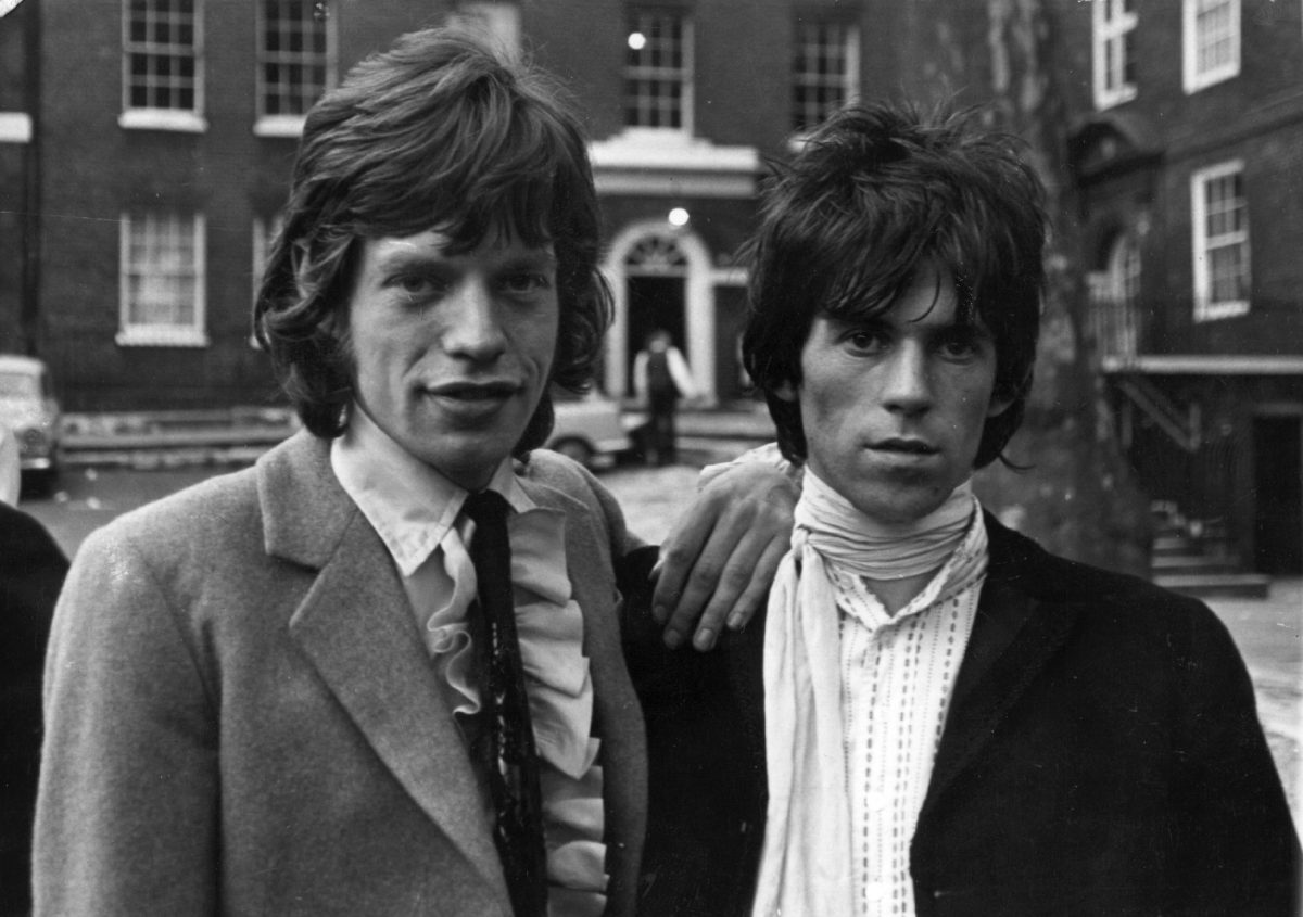 Mick Jagger et Keith Richards des Rolling Stones devant un immeuble