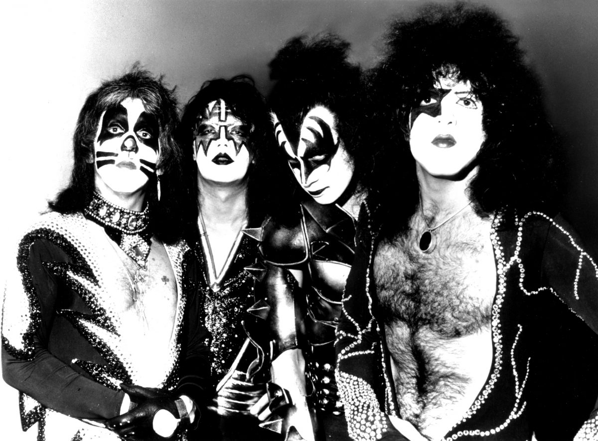 Peter Criss, Ace Frehley, Gene Simmons et Paul Stanley de Kiss en noir et blanc