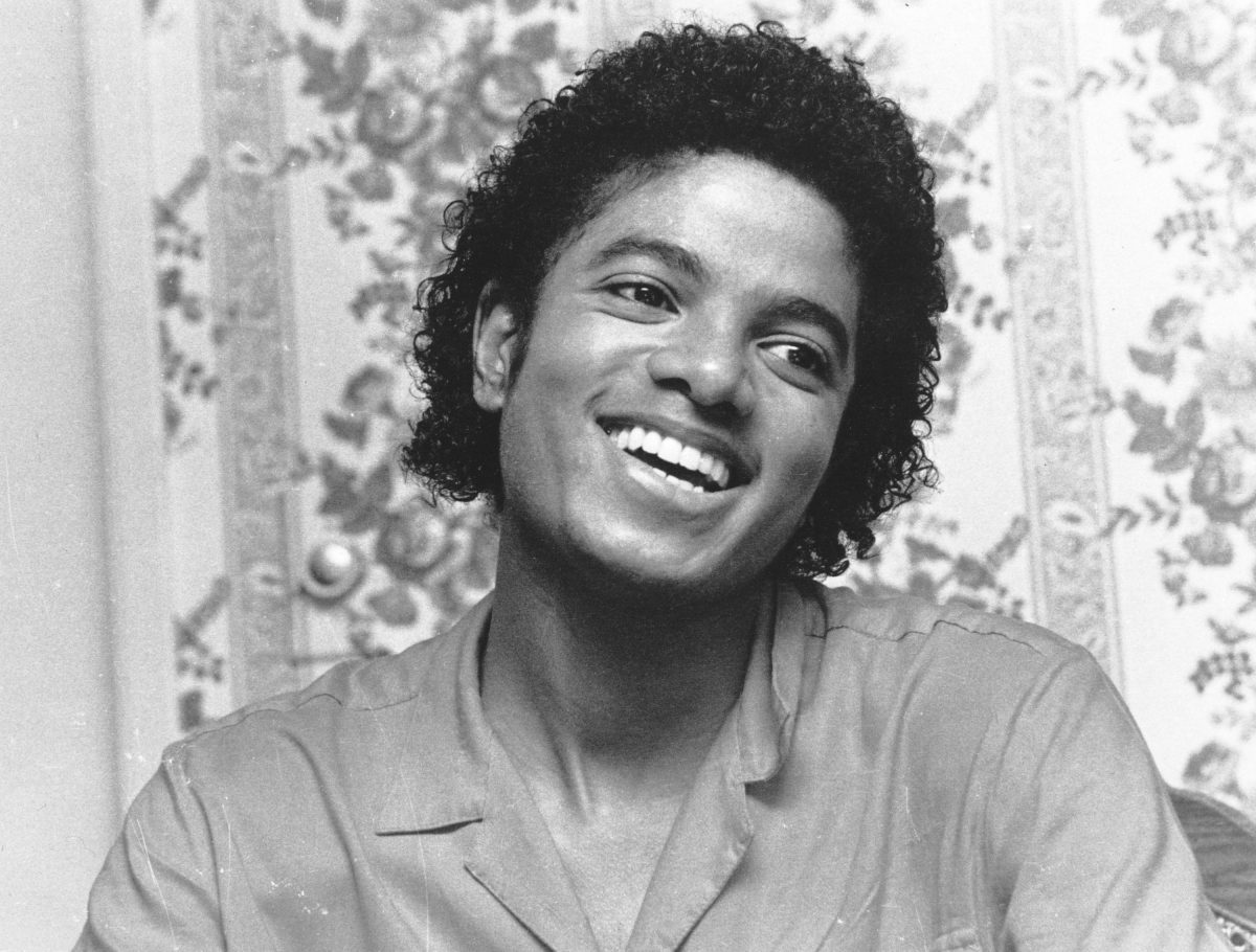 Michael Jackson devant un mur
