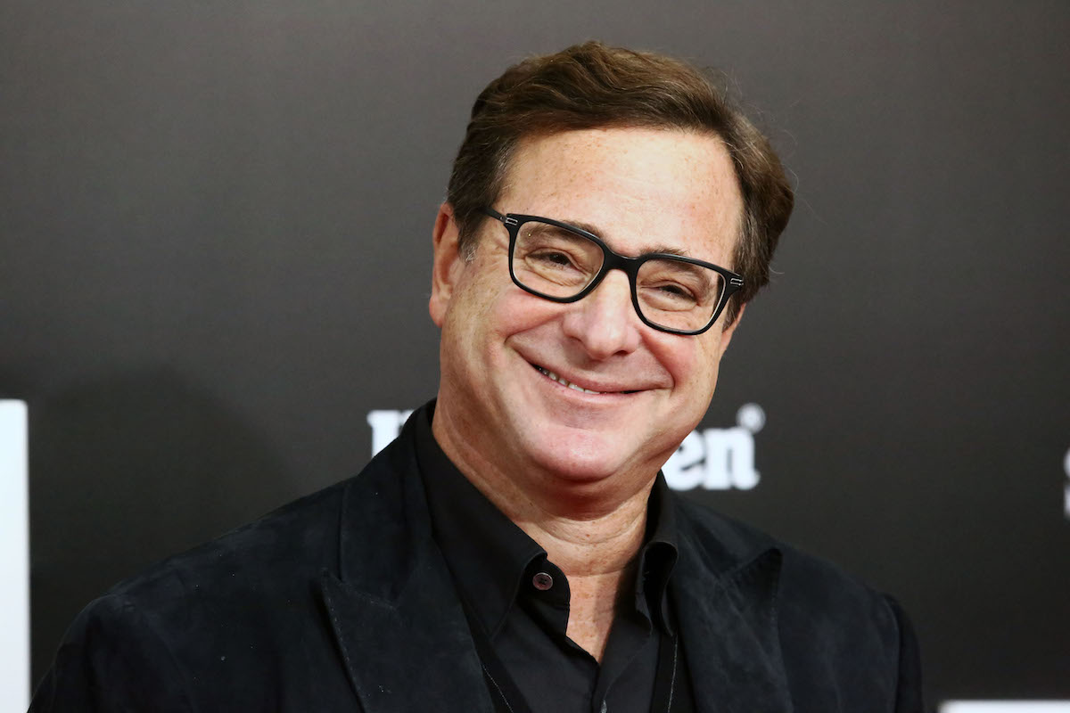 Bob Saget sourit lors d'un événement.