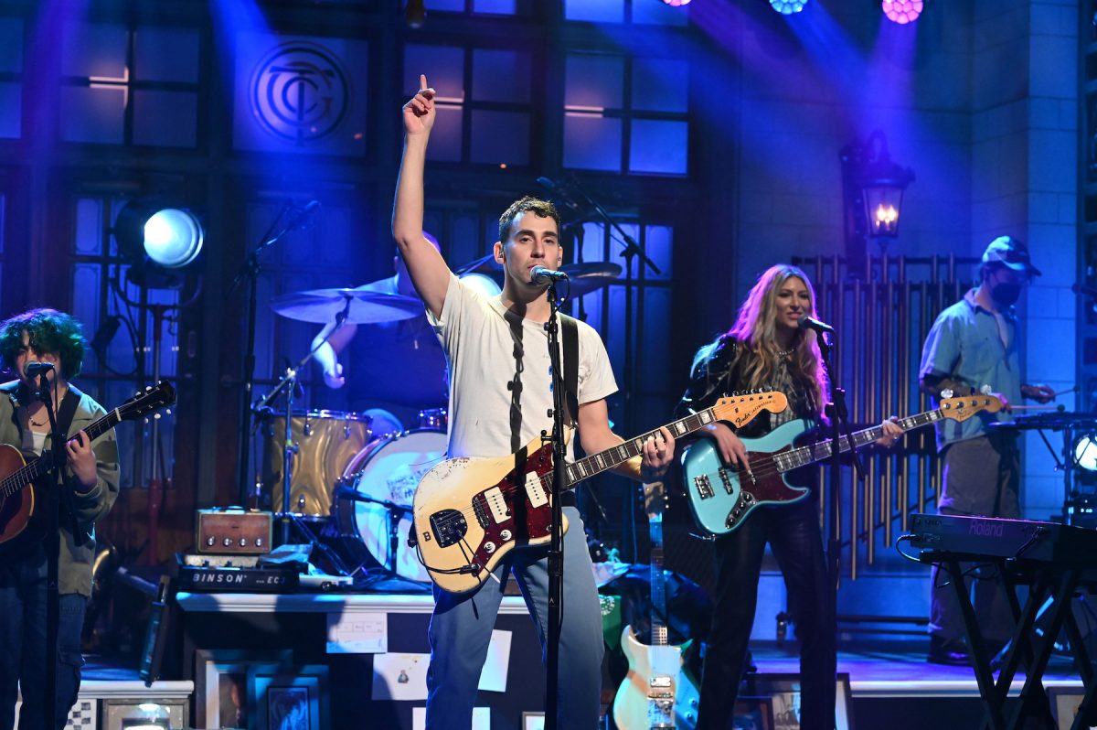 L'invité musical Bleachers interprète 'Chinatown' sur 'Saturday Night Live'