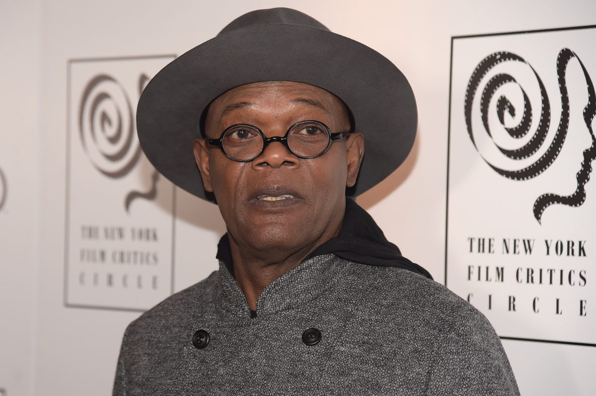 L'acteur de 'Pulp Fiction' Samuel L. Jackson portant un chapeau devant un step and repeat