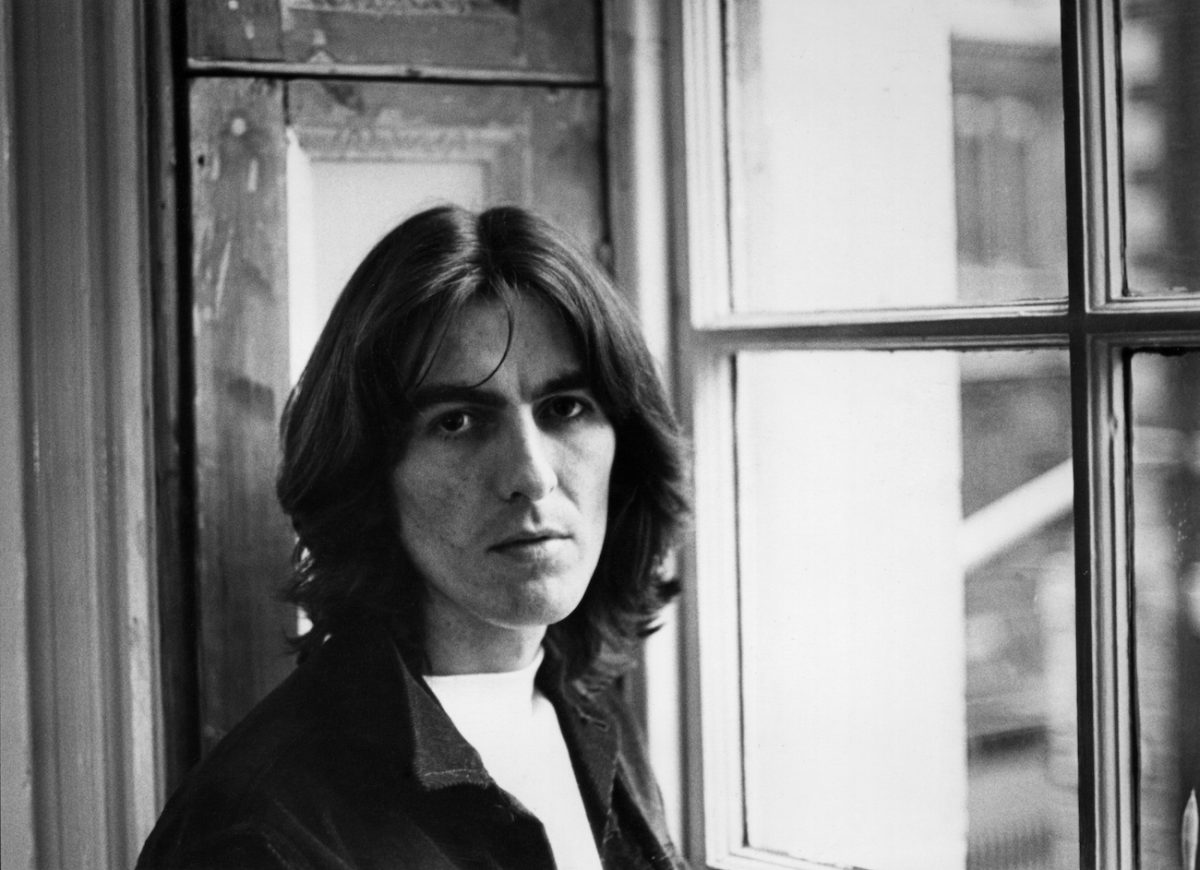 George Harrison posant au siège d'Apple à Londres, 1969.