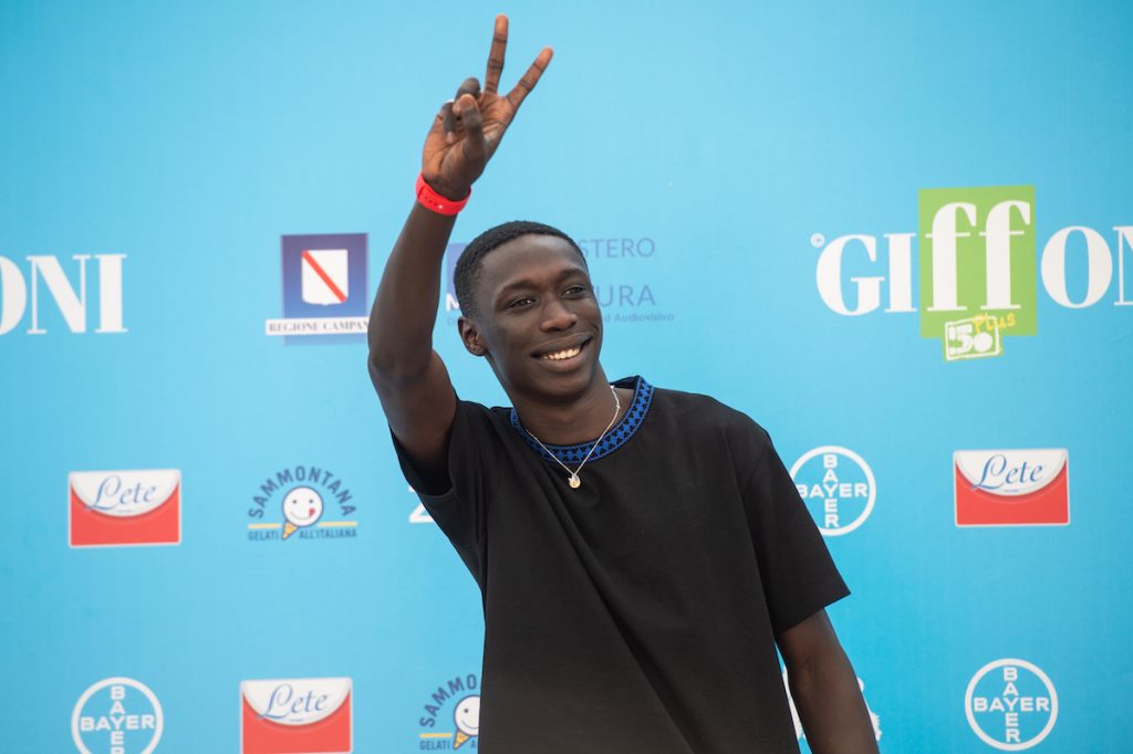 Khaby Lame brandit un signe de paix au Festival du film de Giffoni 2021