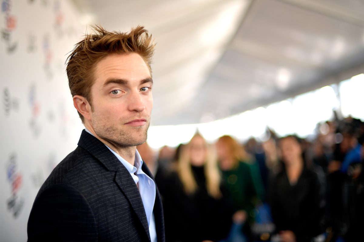 Robert Pattinson portant une chemise et une veste regardant sur le côté assiste aux Film Independent Spirit Awards 2018 le 3 mars 2018