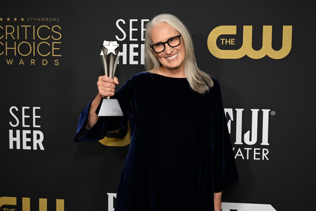 Jane Campion, réalisatrice de 'The Power of the Dog', détient son Critics Choice Award après avoir remporté le prix du meilleur réalisateur
