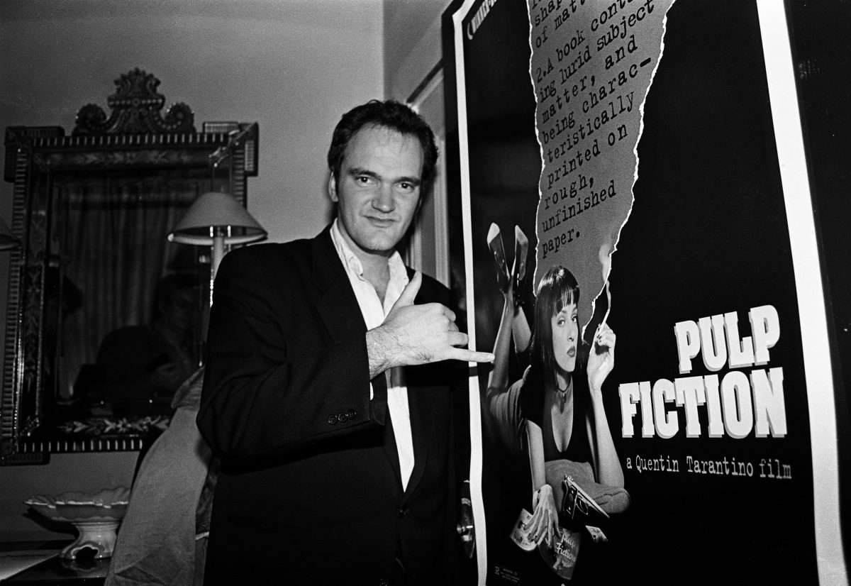 Quentin Tarantino près d'une affiche de 