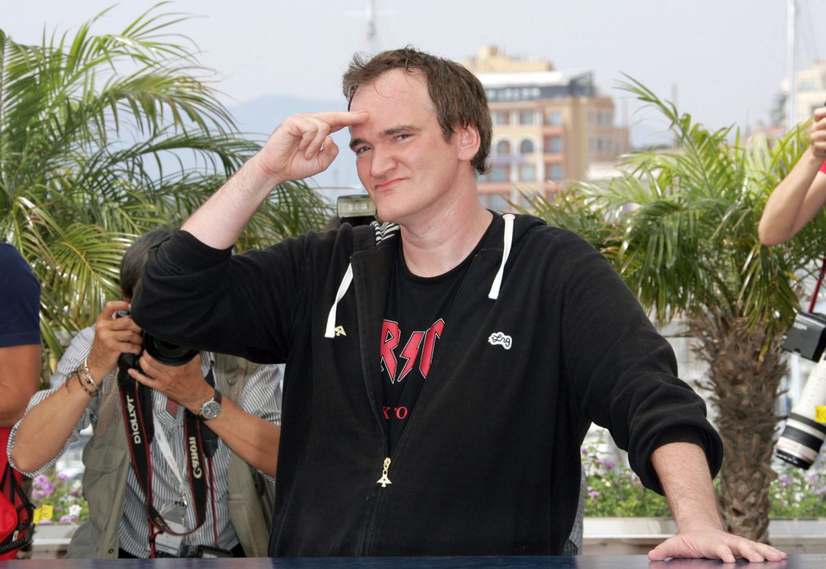 Quentin Tarantino faisant la promotion du film 'Death Proof' portant un sweat à capuche saluant la caméra