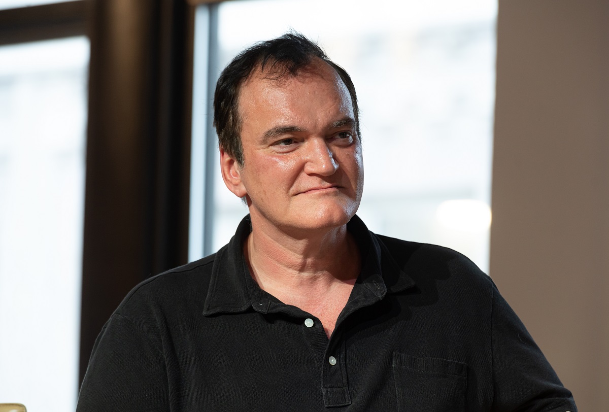 Quentin Tarantino sourit en portant une chemise noire.