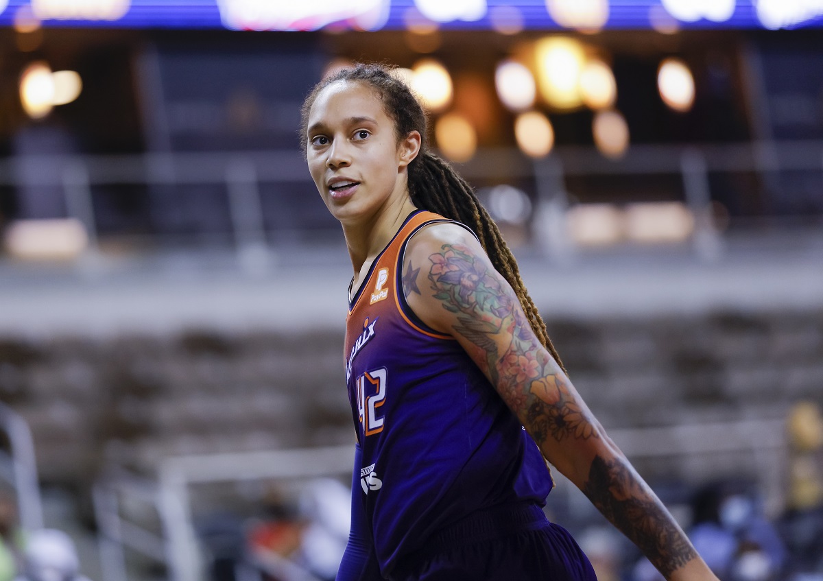Brittney Griner du Phoenix Mercury souriant lors d'un match contre l'Indiana Fever