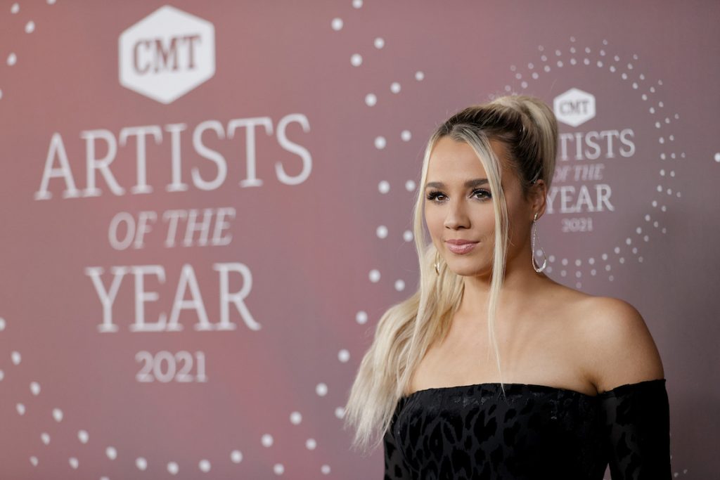 Gabby Barrett assiste à l'artiste de l'année CMT 2021 le 13 octobre 2021 à Nashville, Tennessee.