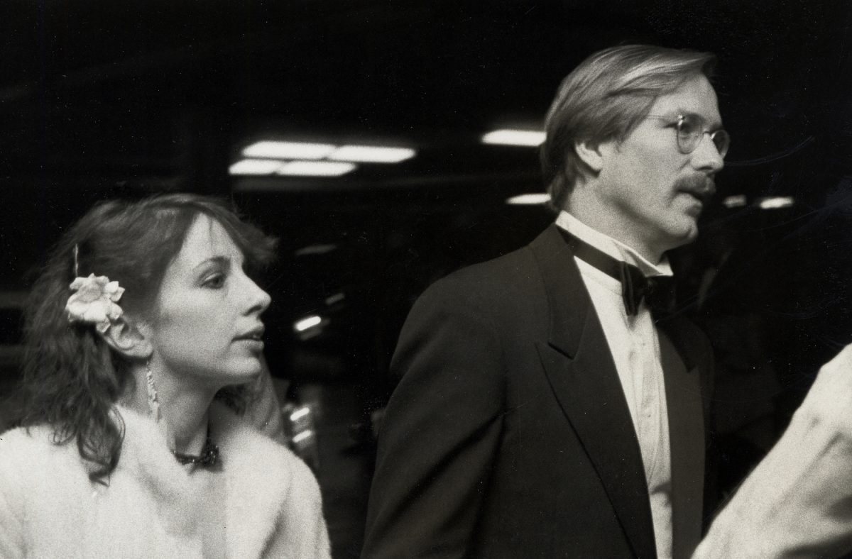Une photo en noir et blanc de Sandra Jennings et William Hurt lors de la 54e cérémonie annuelle des Oscars