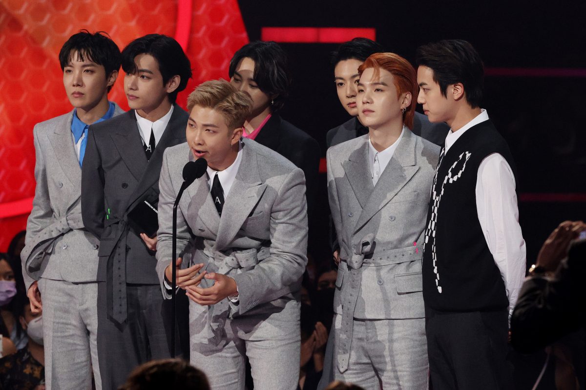 J-Hope, V, RM, Jimin, Suga et Jungkook de BTS acceptent le prix de l'artiste de l'année lors des American Music Awards 2021