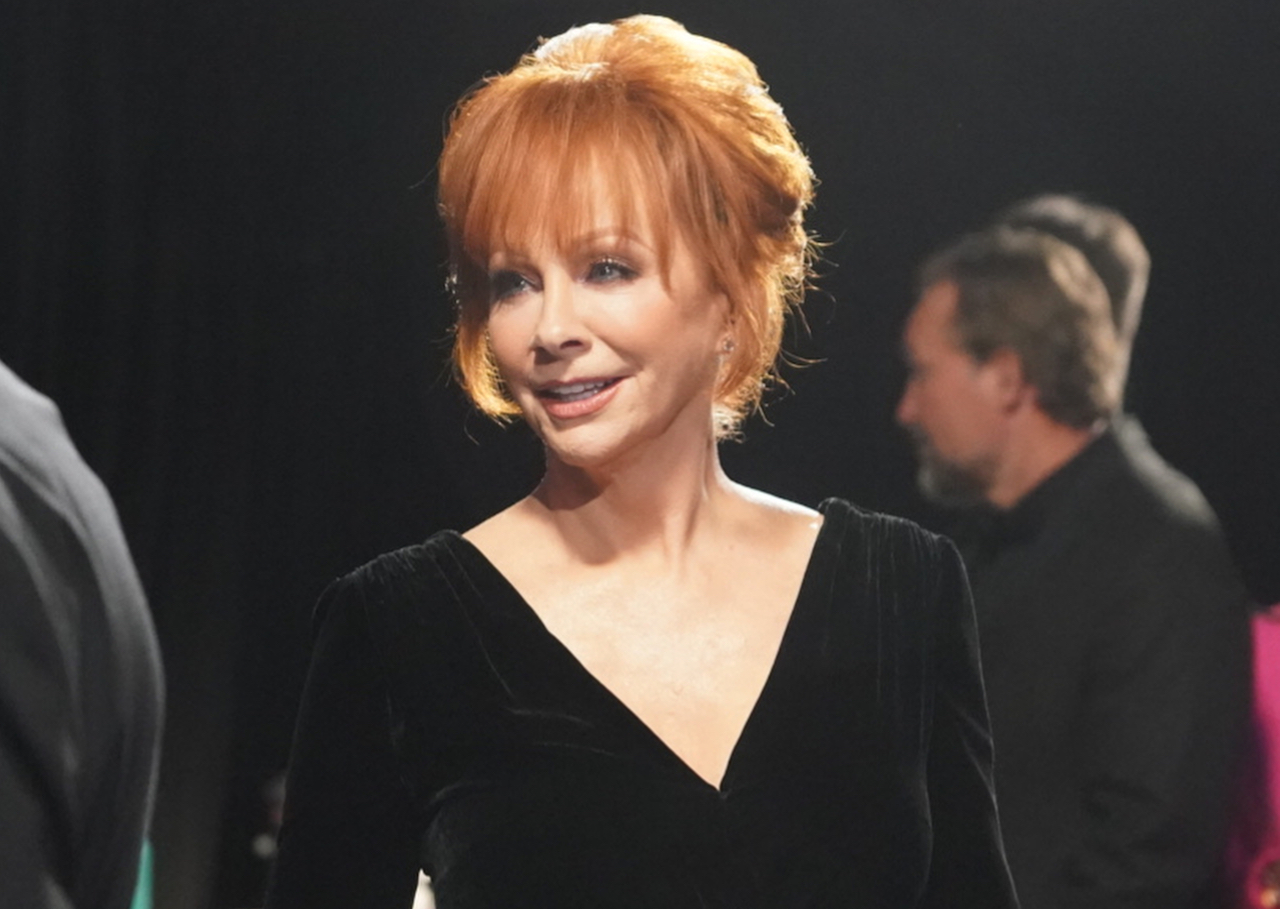 Reba McEntire en robe noire lors de la 94e cérémonie des Oscars®