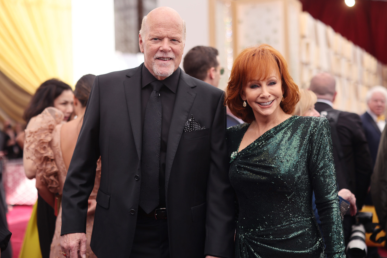Rex Linn en costume noir et Reba McEntire en robe verte à la 94e cérémonie des Oscars