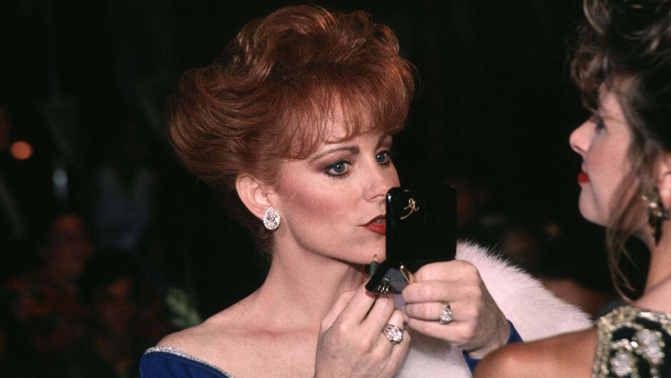 Reba McEntire s&rsquo;est une fois préparée pour un concert dans la « petite salle des dames d&rsquo;un aéroport »