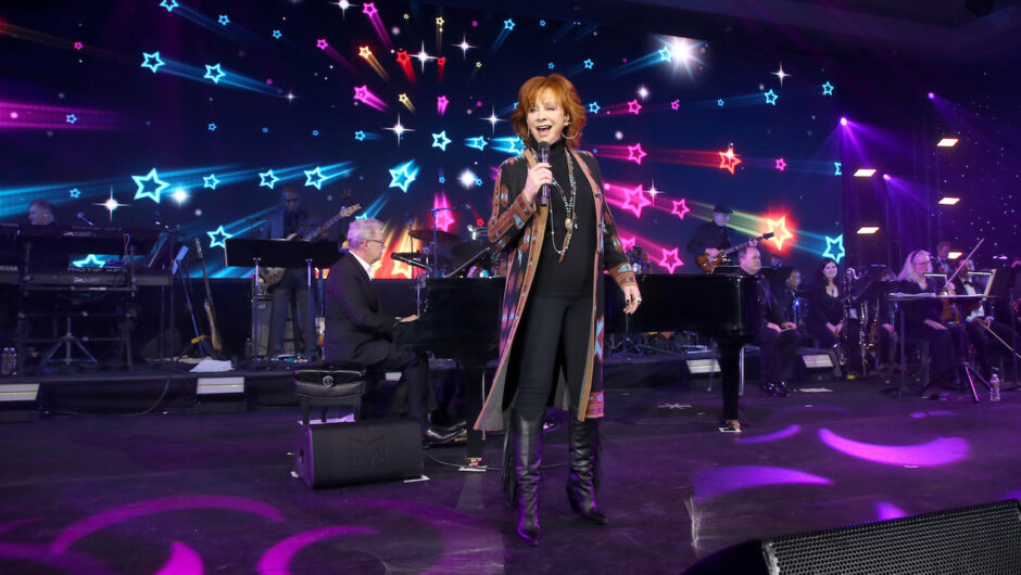 Reba McEntire pensait que sa vie était finie après qu&rsquo;elle ait « eu une petite langue attachée » sur bande