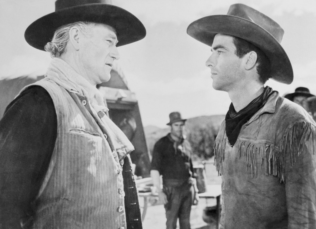 'Red River' John Wayne dans le rôle de Thomas Dunson et Montgomery Clift dans le rôle de Matt Garth face à face en costumes occidentaux