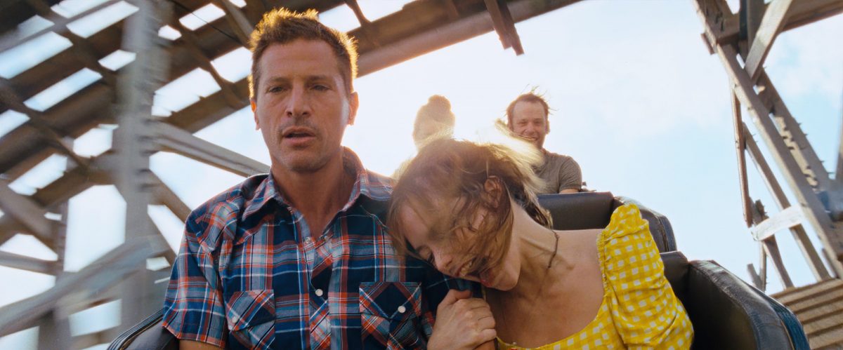 'Red Rocket' Simon Rex dans le rôle de Mikey et Suzanna Son dans le rôle de Strawberry sur des montagnes russes avec elle tenant son bras