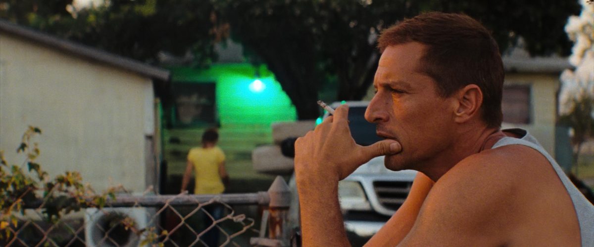 'Red Rocket' Simon Rex comme Mikey fumant une cigarette