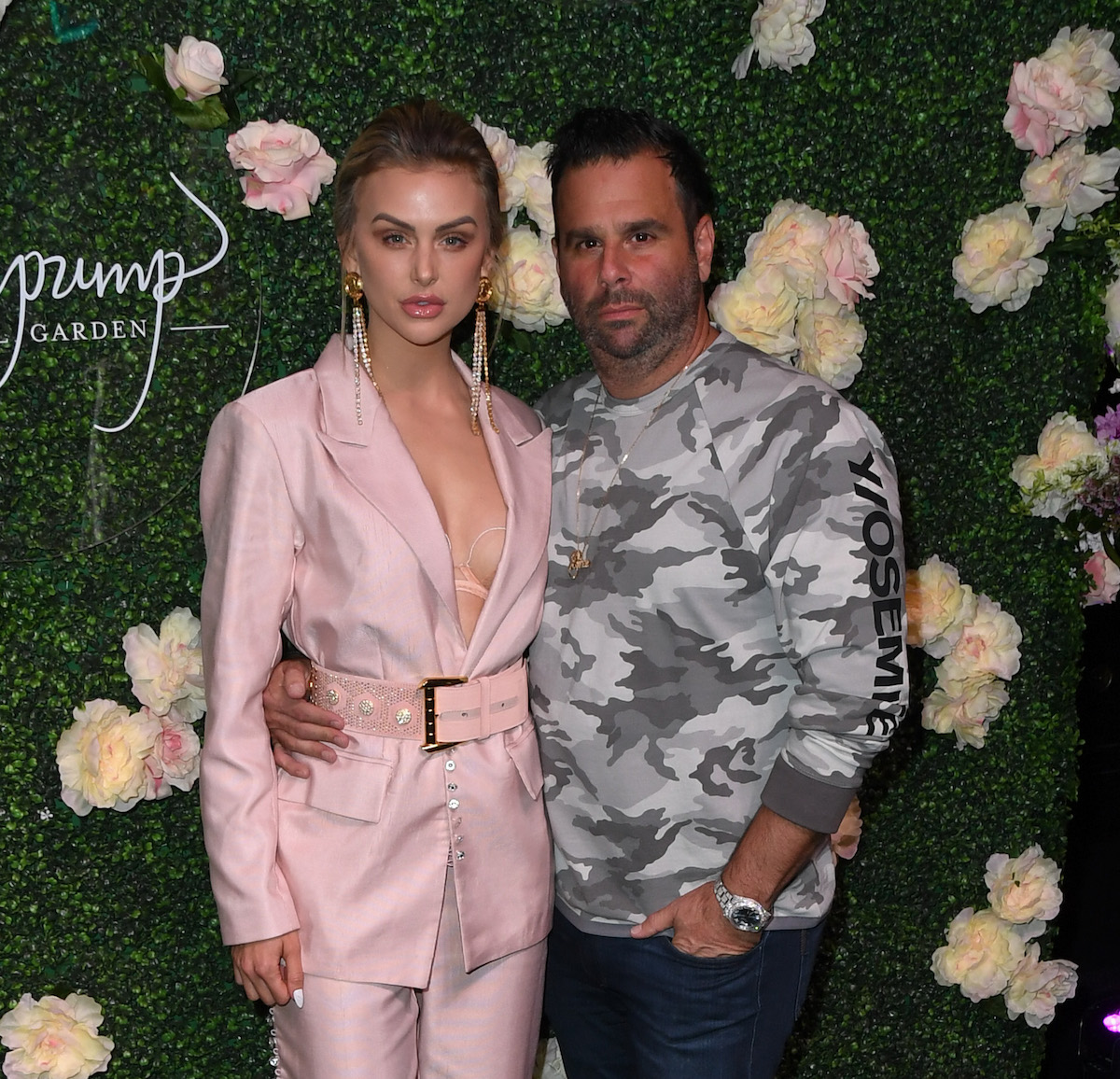Lala Kent et Randall Emmett posent ensemble lors d'un événement.