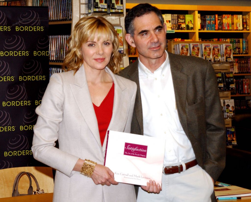 L'acteur Kim Cattrall et son mari Mark Levinson posent lors d'une séance de signature d'autographes pour promouvoir leur nouveau livre 'Satisfaction : L'art de l'orgasme féminin' en 2002