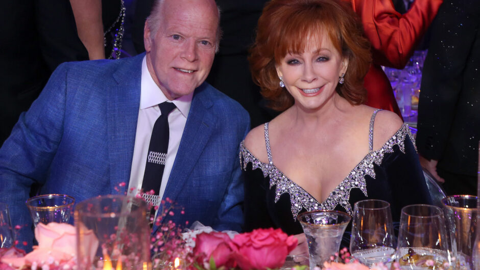 Comment Reba McEntire et Rex Linn se sont reconnectés après la mort de leurs mères