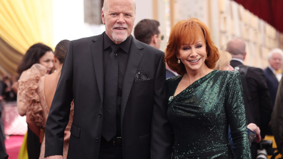 Reba McEntire est prête pour le tapis rouge pour les Oscars 2022 dans une magnifique robe verte