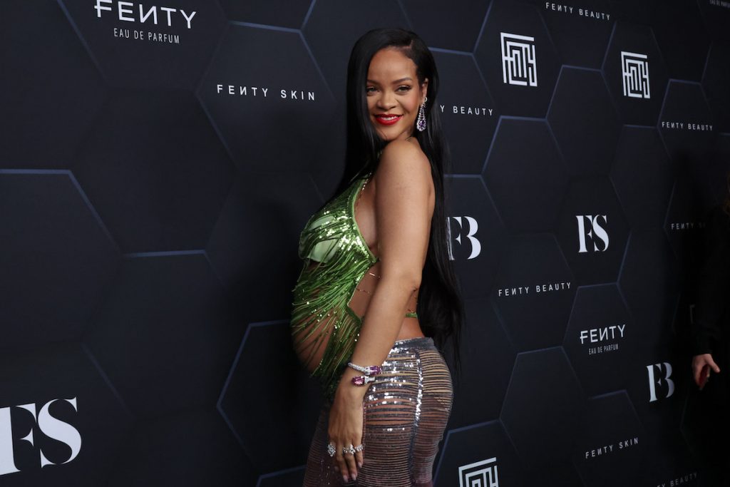 Une Rihanna enceinte pose pour une photo alors qu'elle célèbre ses marques de beauté Fenty Beauty et Fenty Skin