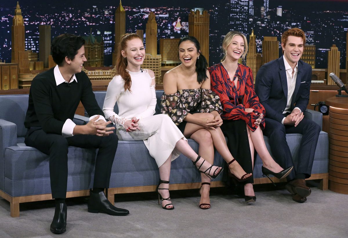 Les membres de la distribution de Riverdale Cole Sprouse, Madelaine Petsch, Camila Mendes, Lili Reinhart et KJ Apa dans The Tonight Show avec Jimmy Fallon.