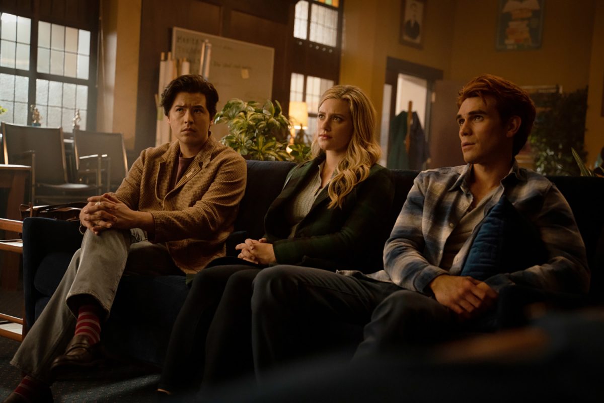 Cole Sprouse dans Jughead Jones, Lili Reinhart dans Betty Cooper et KJ Apa dans Archie Andrews dans la saison 6 de Riverdale, qui voit le retour du Trash Bag Killer ou TBK
