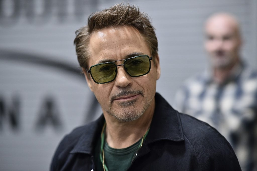 Robert Downey Jr. souriant tout en portant des lunettes de soleil.