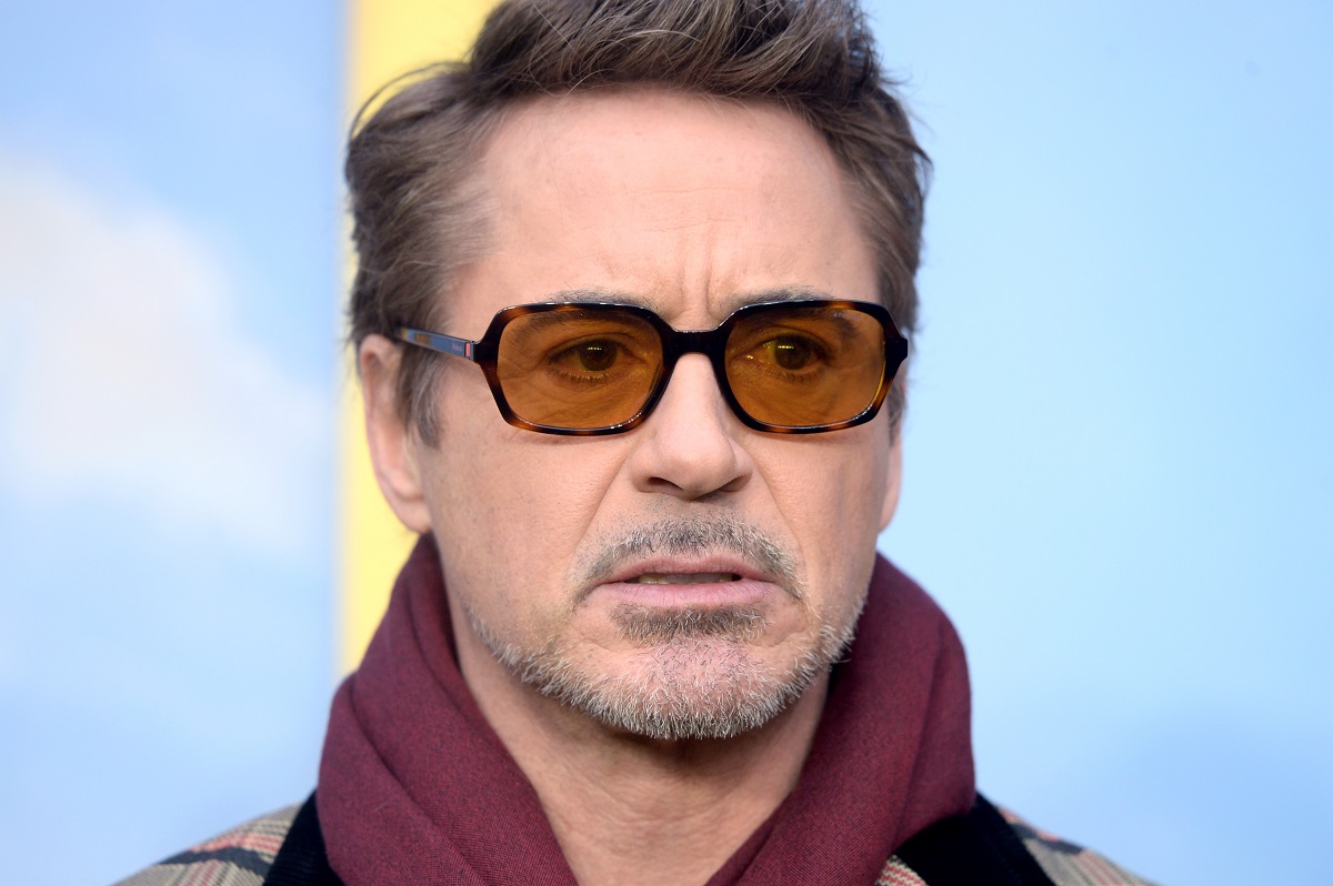 Robert Downey Jr posant en portant des lunettes de soleil.