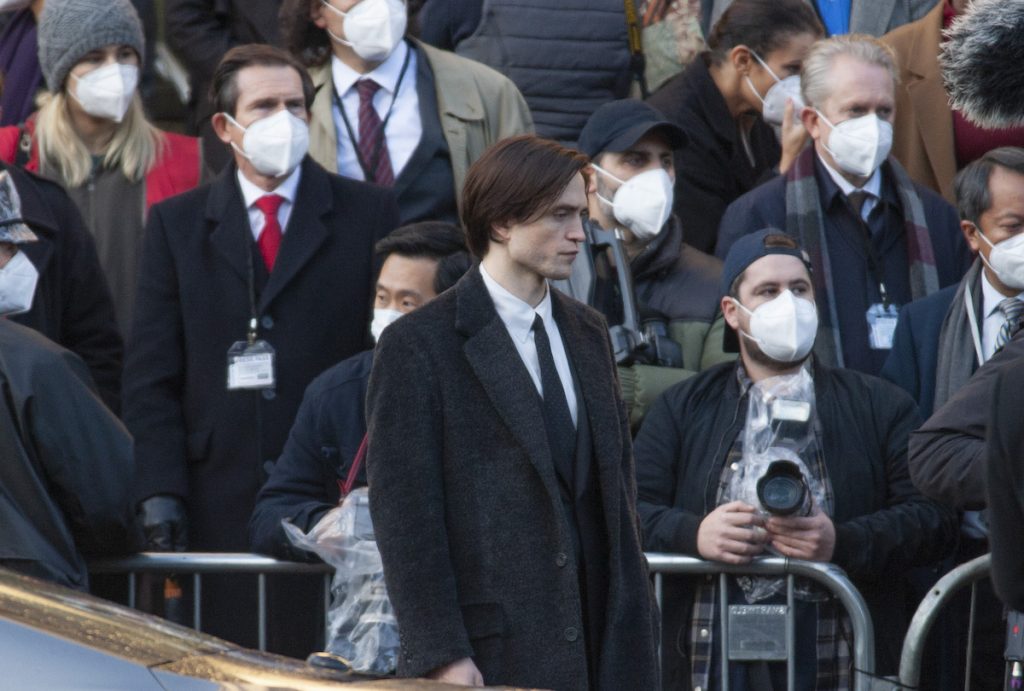L'acteur britannique Robert Pattinson filme une scène du film 'The Batman' dans un costume et un manteau noirs